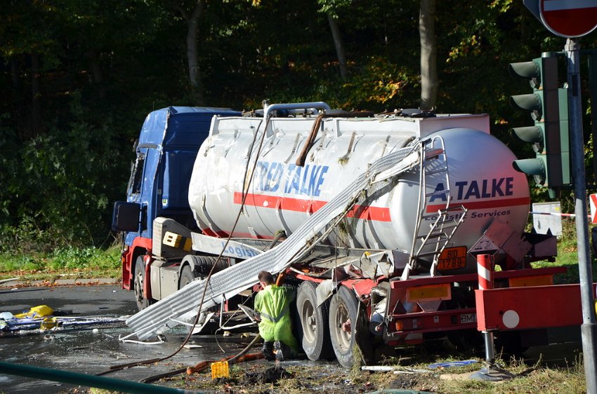 VU Tanklastzug umgestuerzt Huerth Industriestr P449.JPG